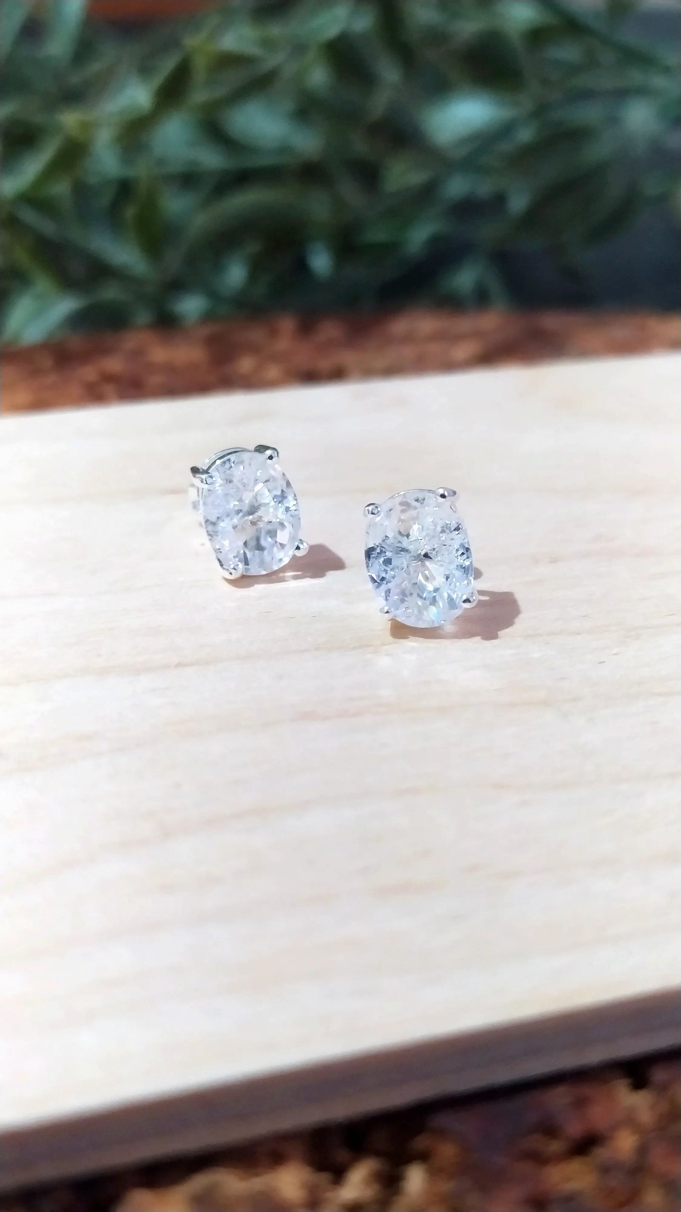 Brinco pequeno ponto de luz em zircônia cristal banhado em Prata 925 Majuh Semijoias Handmade