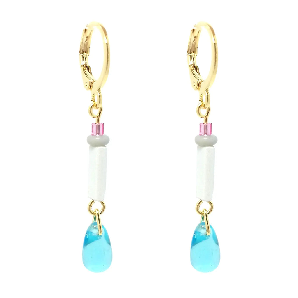 Brinco argola Mona cristal de murano azul branco banhado ouro 18k Majuh Semijoias Handmade