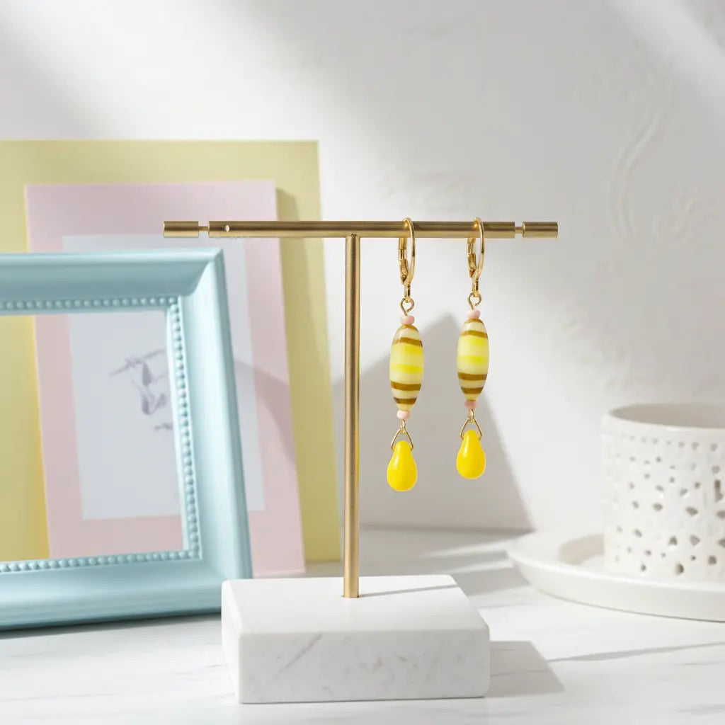 Brinco argola Cléo em contas de cristal de murano amarelo banhado em ouro 18k Majuh Semijoias Handmade